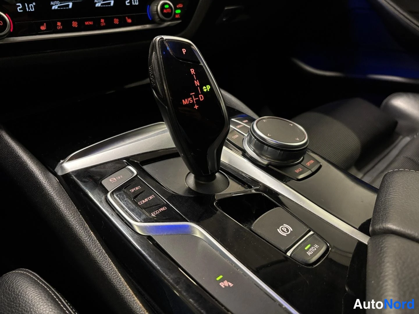 Muu: Automaattivaihteen valitsin P-asennossa ja keskikonsolin buttonit kuten SPORT, COMFORT ja ECO PRO sekä sähköinen parkkijarru.
