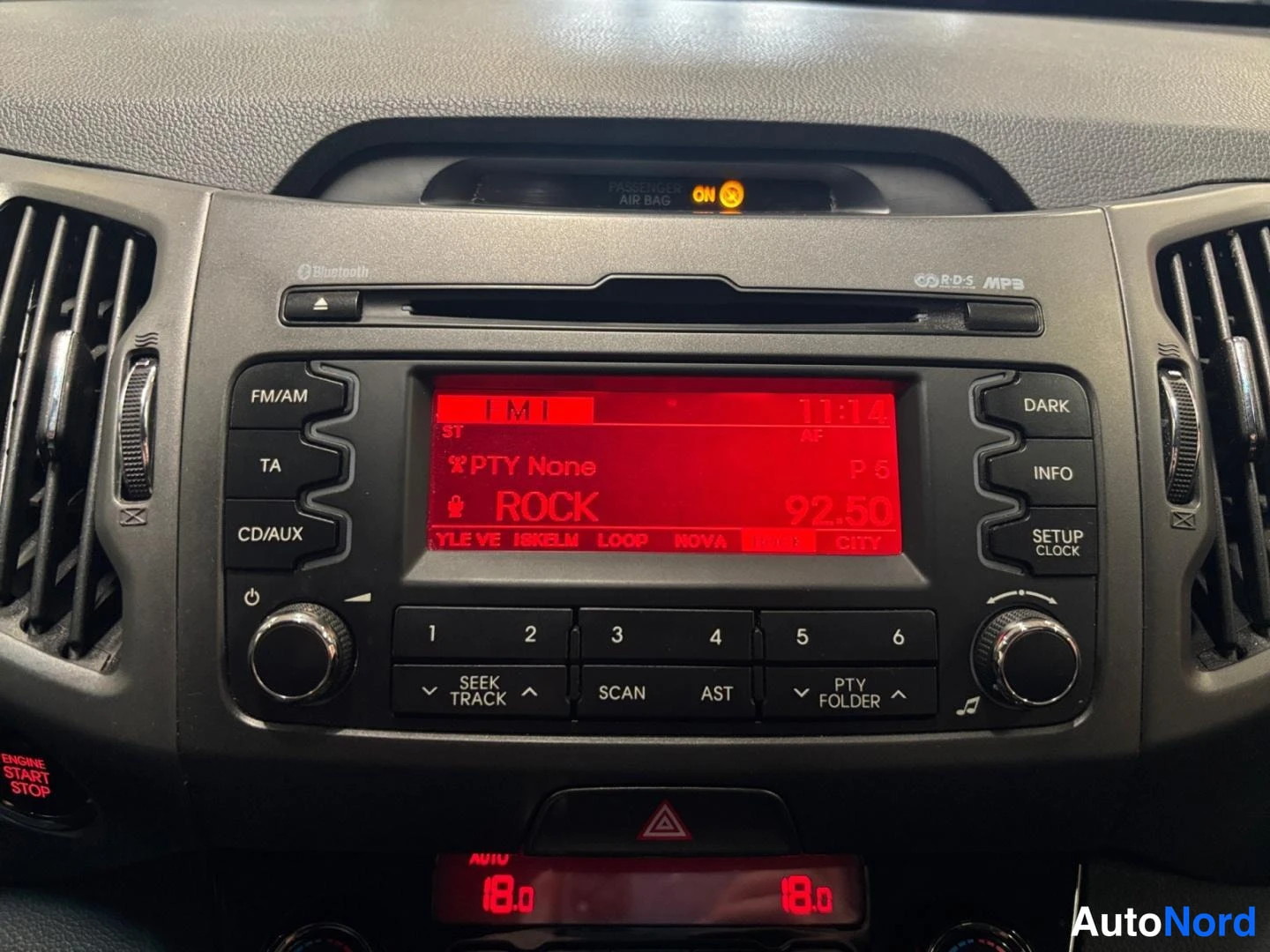 Muu: Keskiökonsoolin radiopaneeli näyttää 92.50 MHz RDS-nimillä TYLE VE ISKELM, LOOP, NOVA ja CITY, ja paneelissa lukee 'Bluetooth' ja 'RDS MP3'.