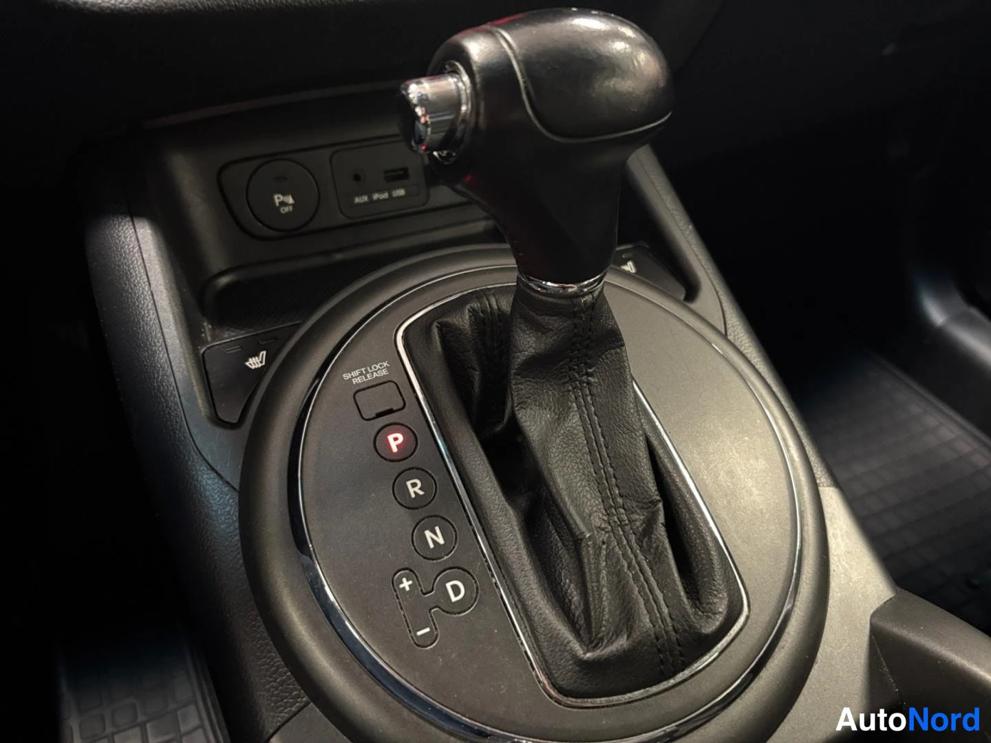 Ohjaamo: Automaattivaihteen valitsin P-R-N-D-tiloilla, keskikonsolissa USB- ja AUX-portit