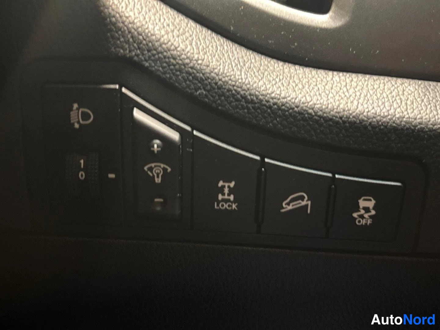 Yksityiskohta: Kojeiston kytkimet: AWD LOCK,-downhill-assistentti ja ESP OFF -painikkeet