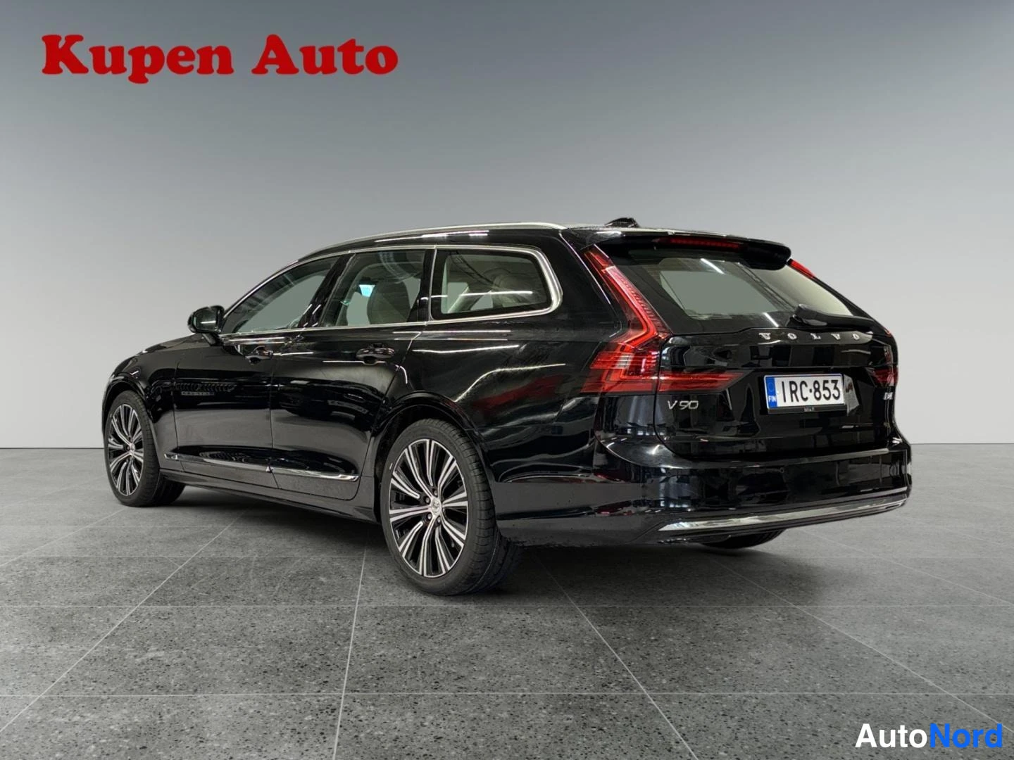 Takaviisto: Musta Volvo V90 -asema-auto takaviistosta vasemmalta, V90-merkintä takaluukussa.