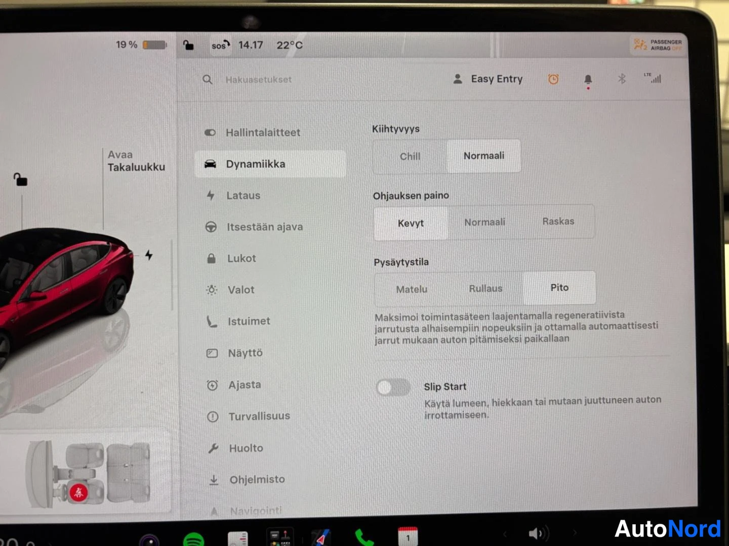 Muu: Tesla Model 3:n kosketusnäytön Dynamiikka-valikko, jossa valittuna ajotila Normali, ohjauksen paino Kevyt ja pysäytystila Pito.