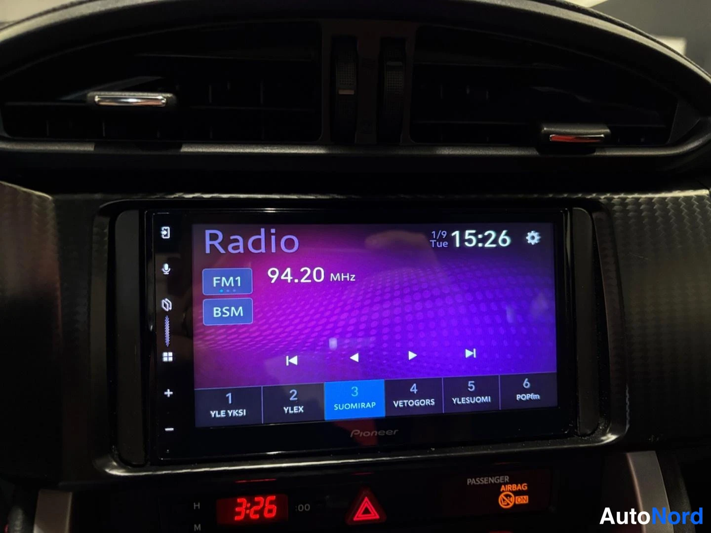 Muu: Pioneer-radiolla näkyy Radio-valikko, FM1 94,20 MHz ja esiasetukset YLE YKSI, YLEX, SUOMIRAP, VETOGORS, YLESUOMI, PQPfm; kellonaika 15:26.