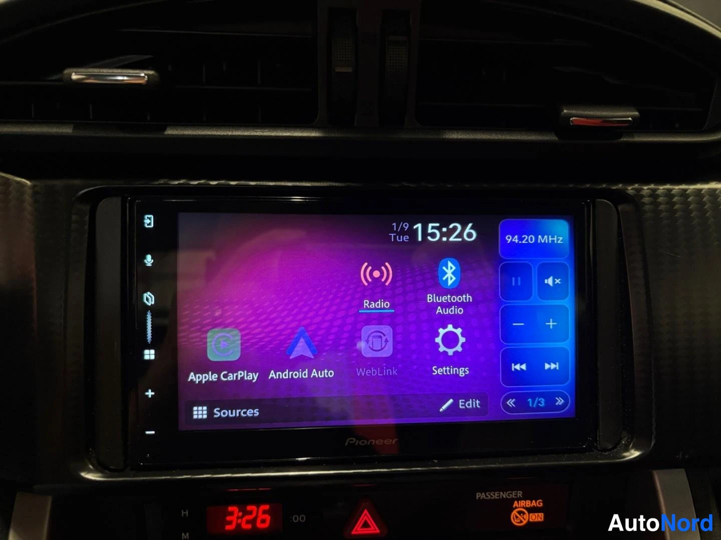Muu: Pioneer-päänäytön valikko vaihtoehdoilla Radio, Bluetooth Audio, Apple CarPlay, Android Auto, WebLink ja Settings; aikana 15:26.