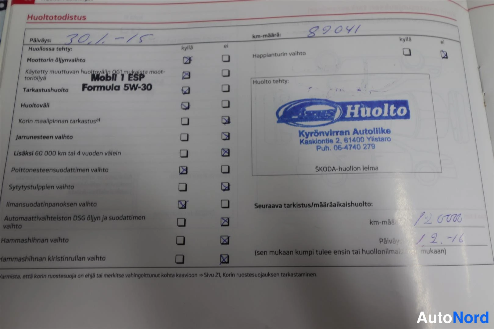 Asiakirja: Huoltotodistus-sivu huoltomerkinnöillä ja Kyrönvirran Autoliike -leimalla.