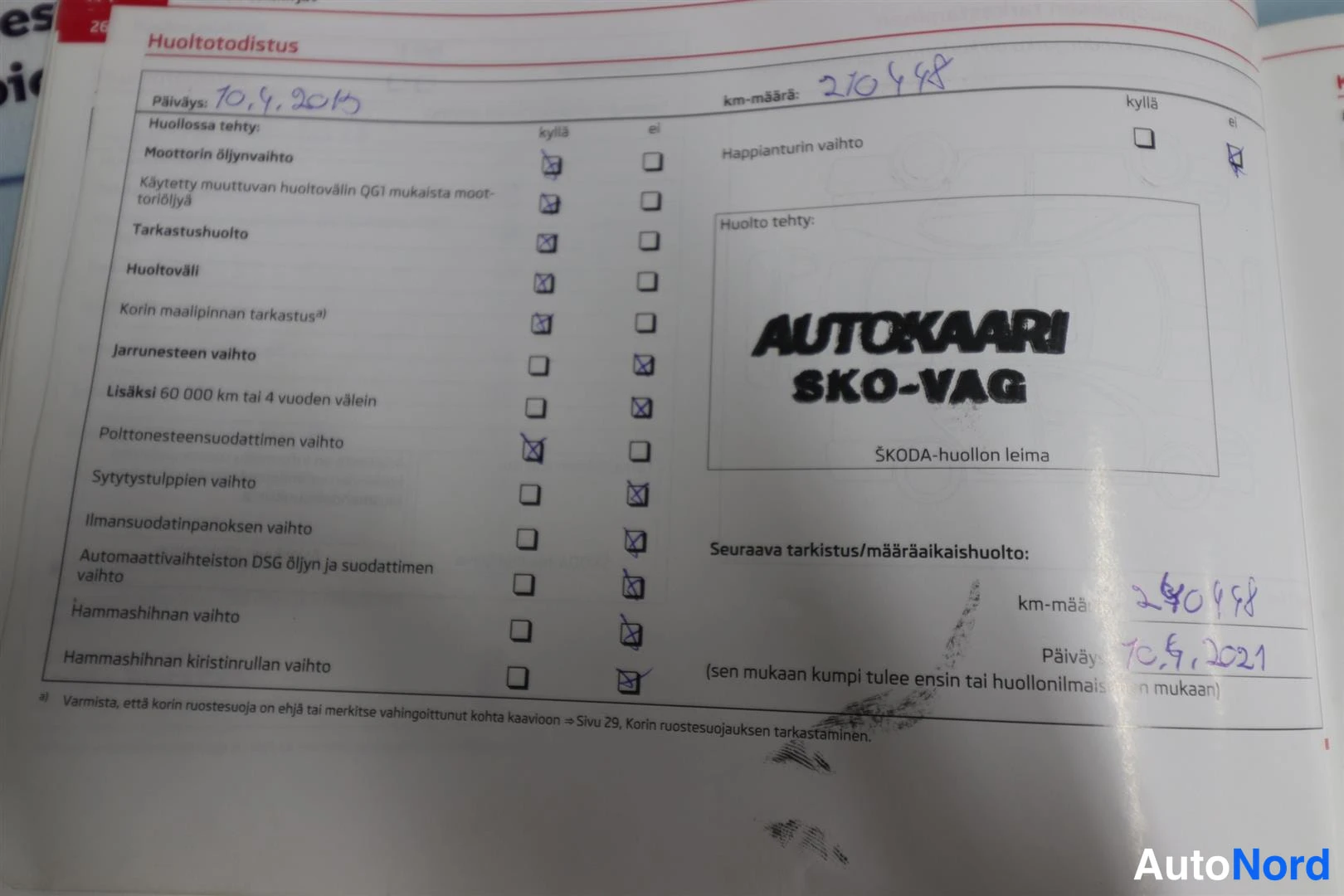 Asiakirja: Skoda-huoltotodistus: huolto tehty 10.4.2019, km-määrä 210498, leima Autokaari SKO-VAG, seuraava huolto 240498 km, 10.4.2021.