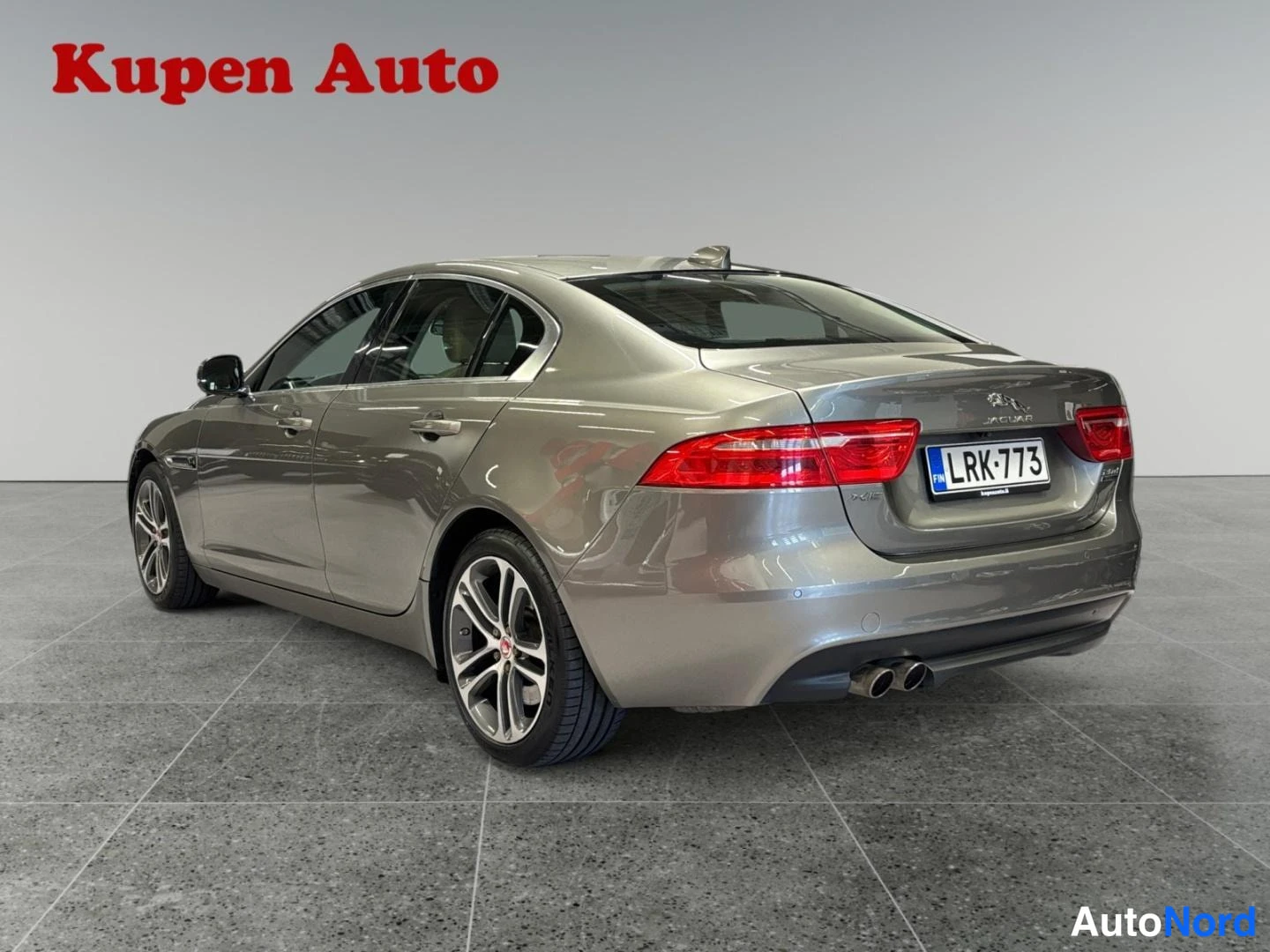 Takaviisto: Jaguar XE -sedanin takakulmakuva rekisteritunnus, kaksi pakoputkea.
