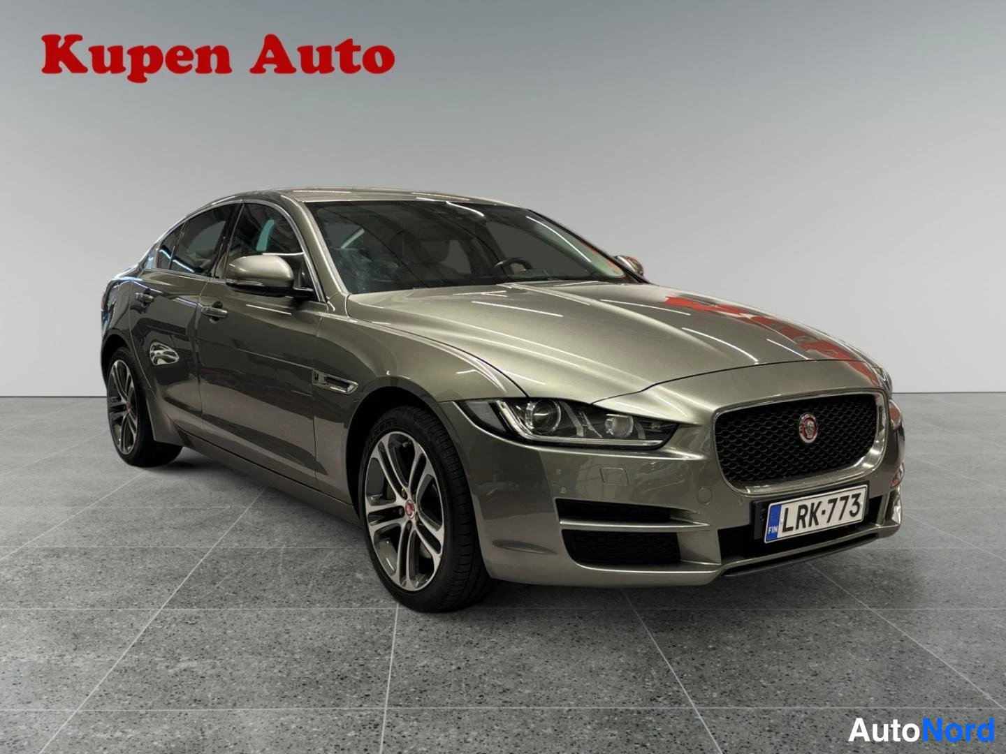 Etuviisto, nokka oikealle: Jaguar XE -sedanin etukulmakuva oikealta, rekisteritunnus, auton keskuslukitus avattu