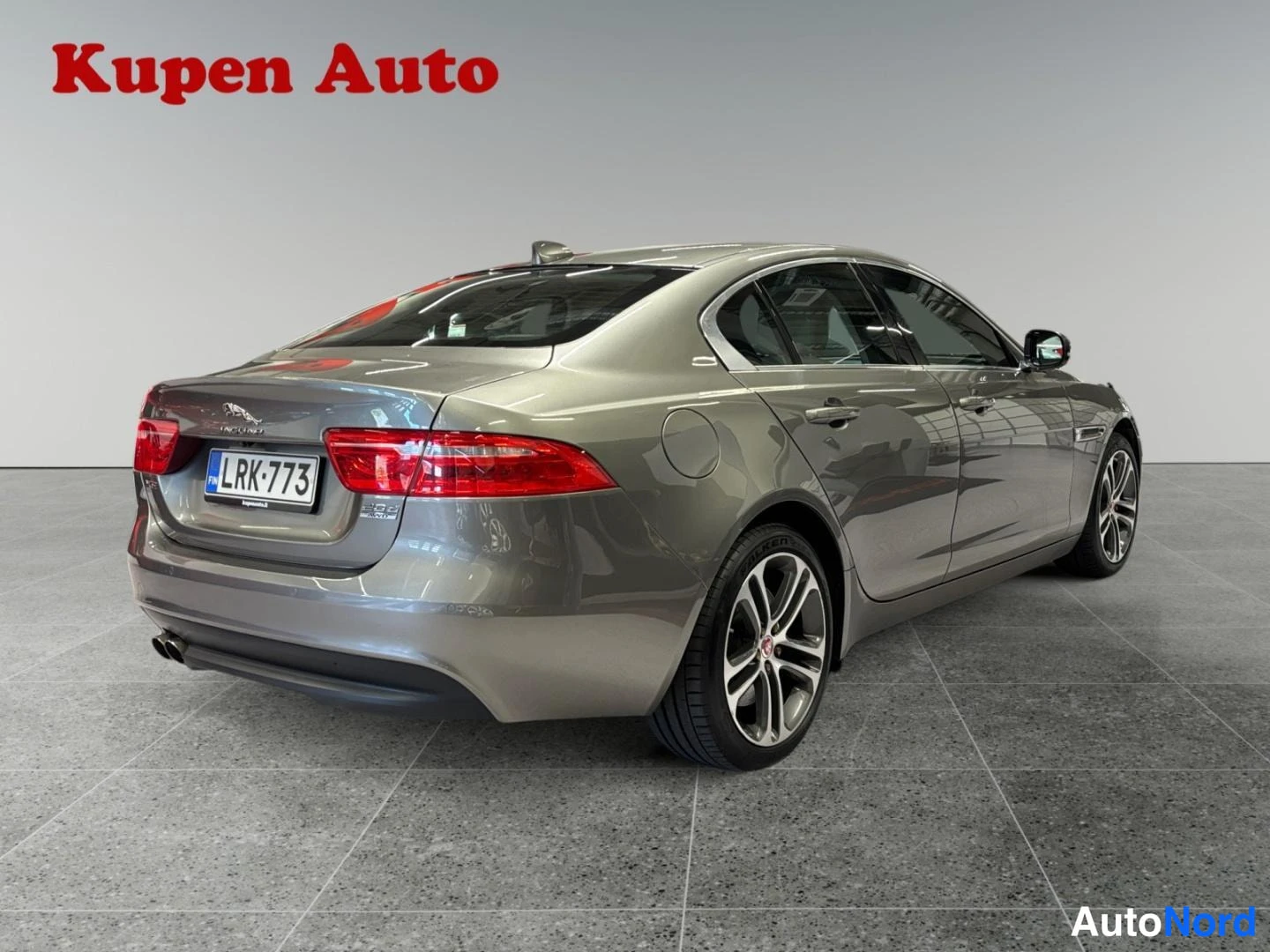 Takaviisto: Jaguar XE -sedanin takakulmakuva vasemmalta, rekisteritunnus.
