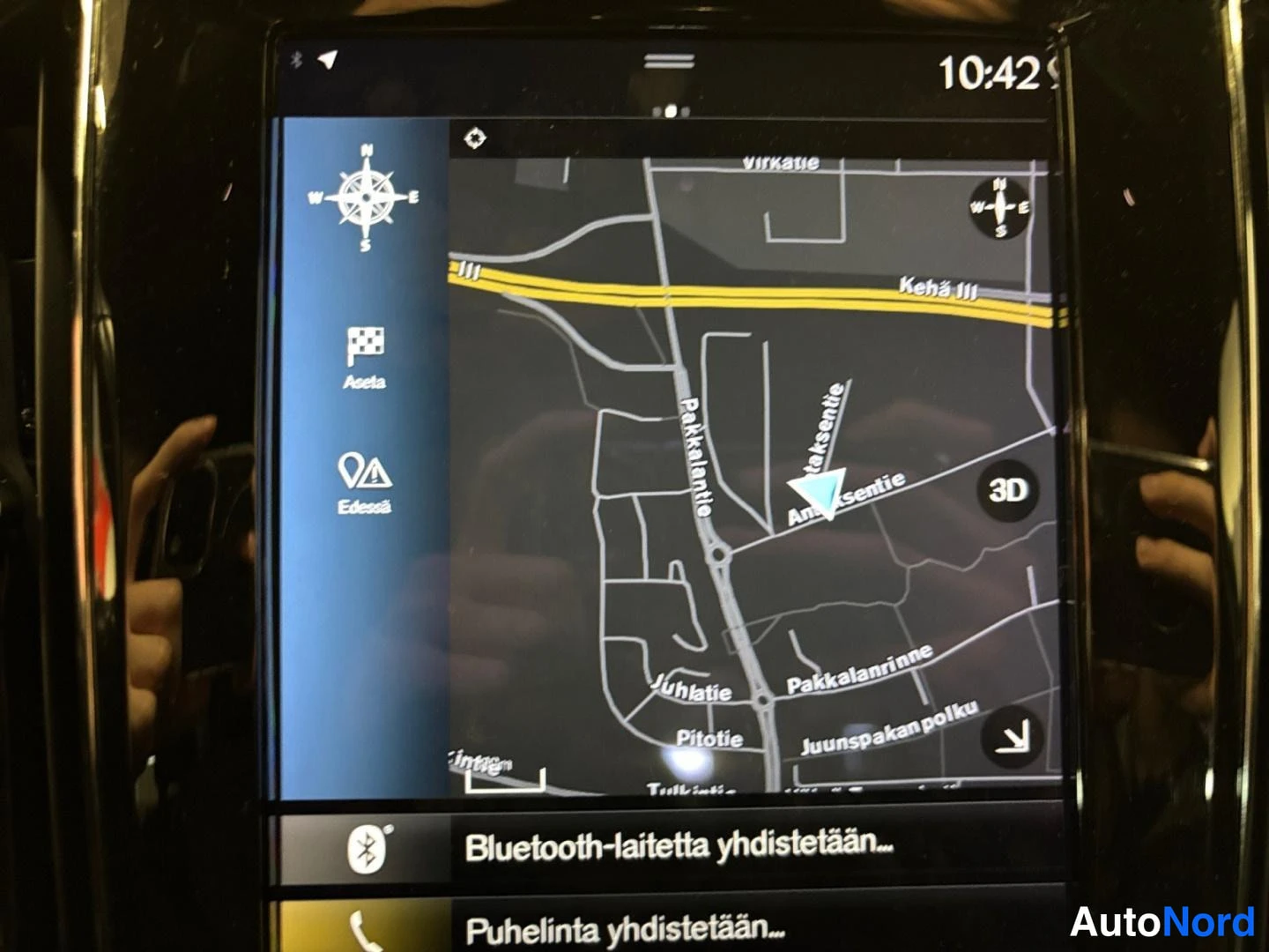 Muu: Keskinäyttö näyttää kartan Kehä III:n alueelta, alareunassa tekstit 'Bluetooth-laitetta yhdistetään…' ja 'Puhelinta yhdistetään…', kello 10:42.
