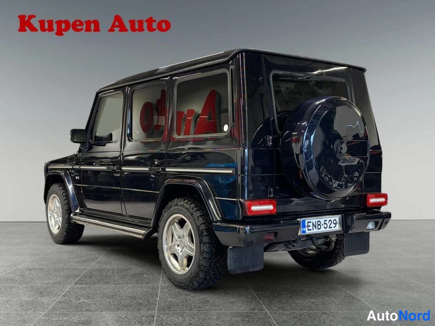 Takaviisto: Mercedes-Benz G -farmari takaa ja vasemmalta sivulta kuvattuna