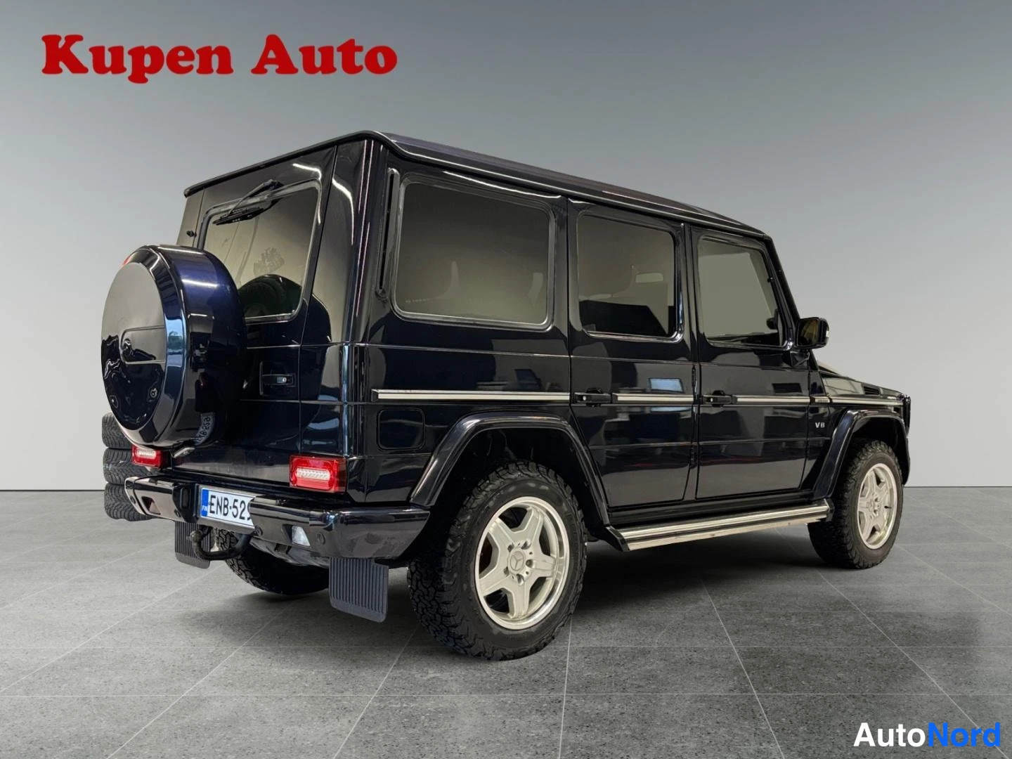 Takaviisto: Mercedes-Benz G -farmari takaa ja oikealta sivulta kuvattuna