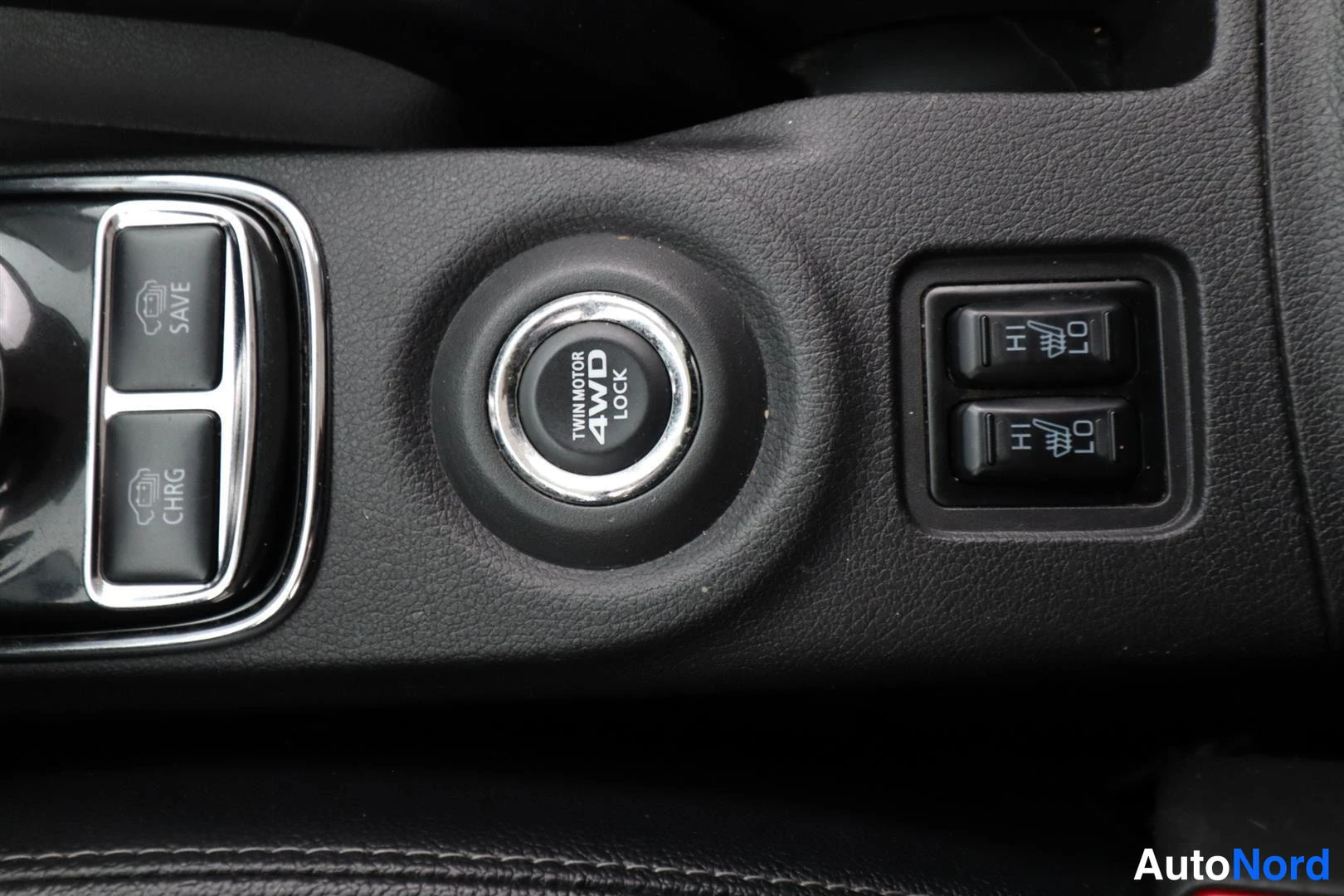 Yksityiskohta: Konsolin painikkeet: SAVE, CHRG, 4WD LOCK ja kaksi lämmin painiketta HI/LO.