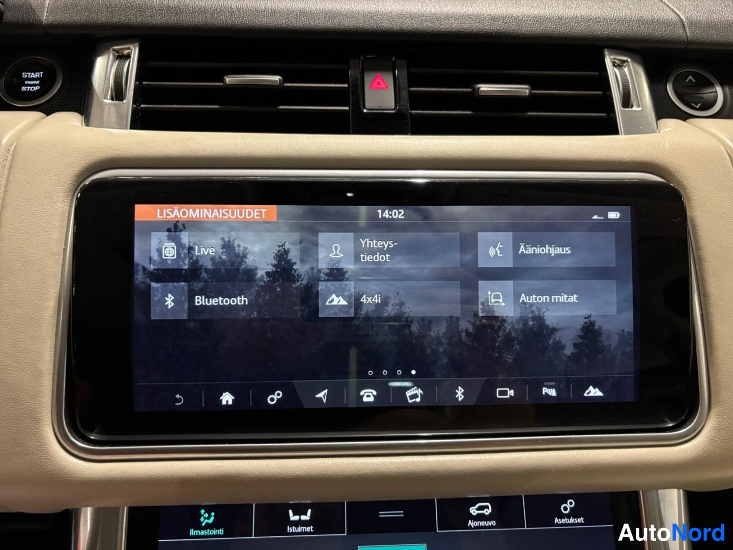 Muu: Kojeiston keskinäyttö, jolla näkyy LISÄOMINAISUUDET-valikko vaihtoehdoilla Live, Yhteystiedot, Ääniojaus, Bluetooth, 4x4i ja Auton mitat. Ylhäällä ilmastointiau