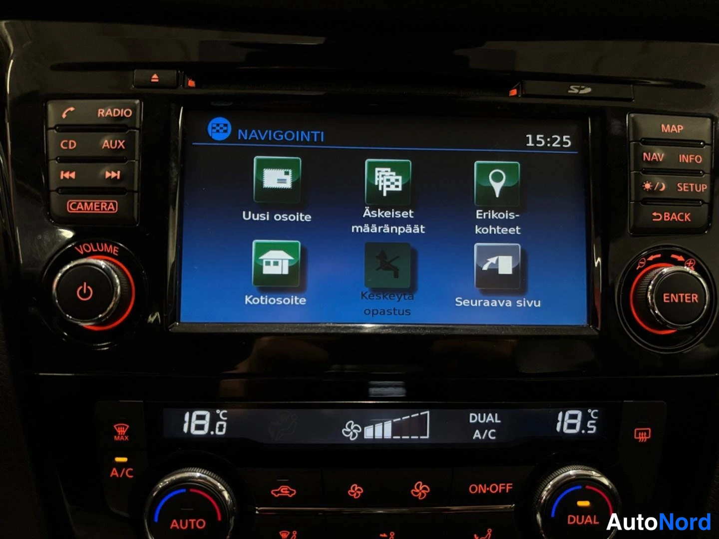 Muu: infotainment-näytön NAVIGOINTI-valikko vaihtoehdoilla Uusi osoite, Äskeiset määränpäät, Erikoiskohteet, Kotiosoite, Keskeytä opastus ja Seuraava sivu; kello 15:
