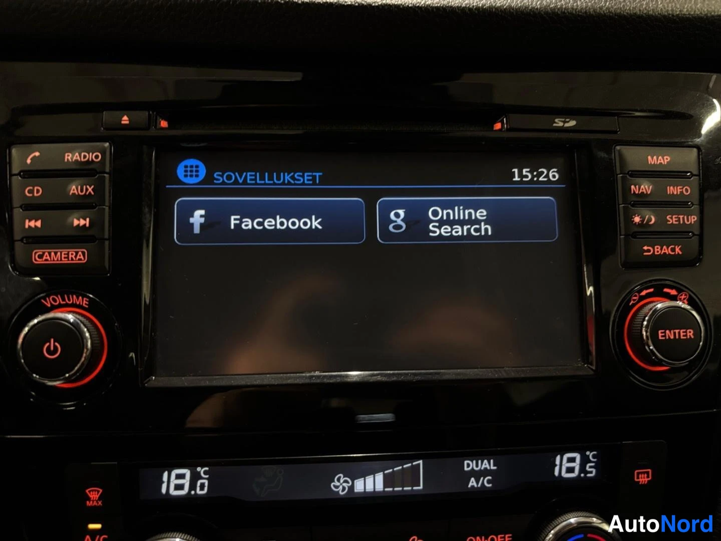 Muu: infotainment-näytön SOVELLUKSET-valikko, jossa Facebook ja Online Search; kello 15:26.
