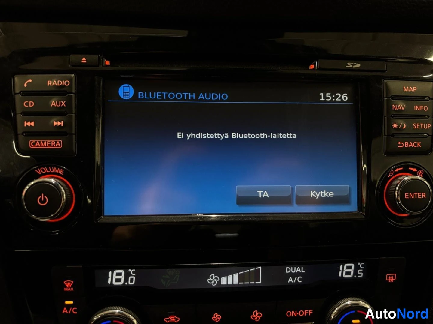 Muu: infotainment-näytöllä BLUETOOTH AUDIO -näkymä tekstillä 'Ei yhdistettyä Bluetooth-laitetta', painikkeet TA ja Kytkö.