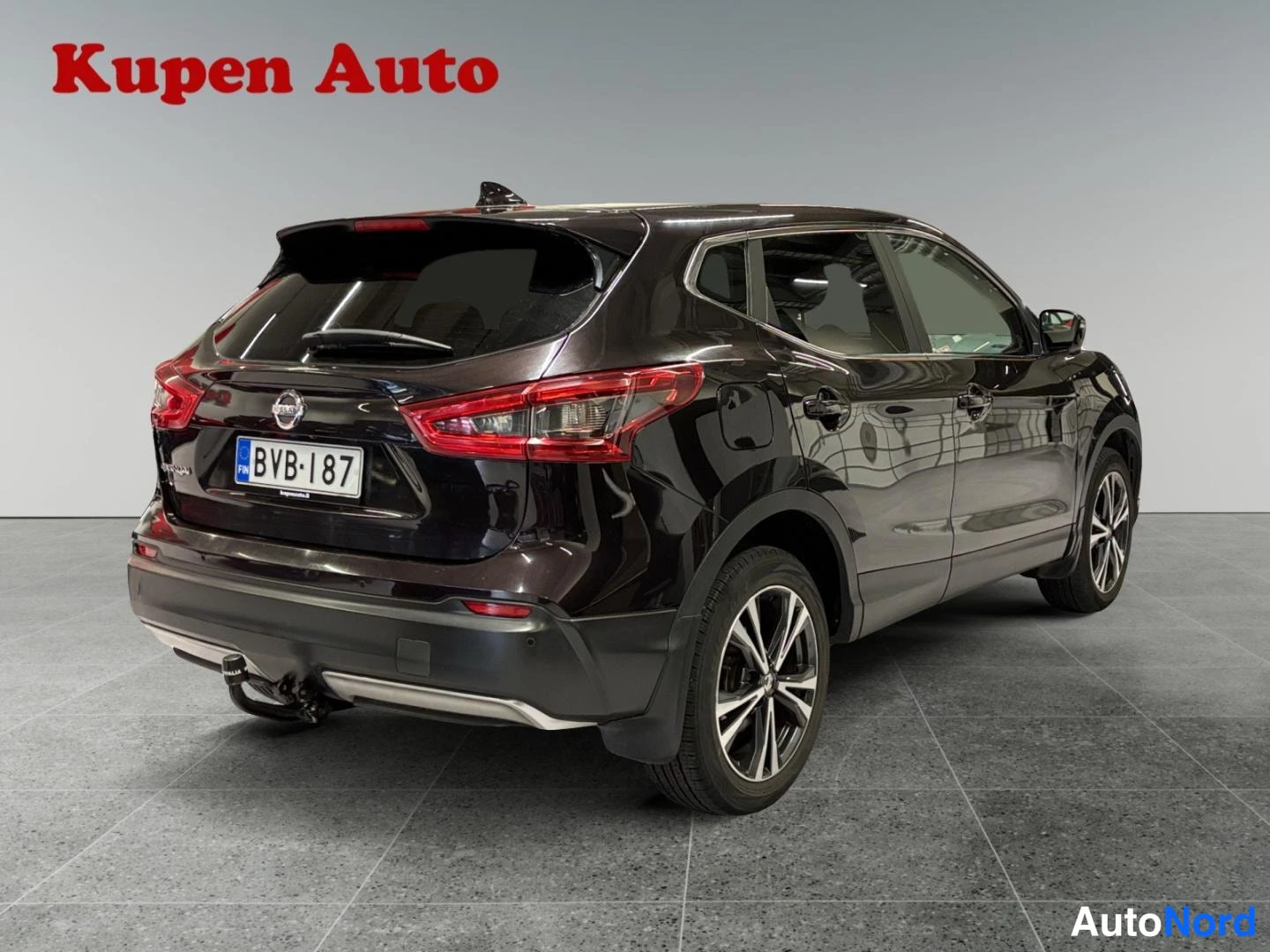 Takaviisto: Takakulmanäkyvä tumma Nissan Qashqai, rekisterikilpi, hinauskoukku takapuskissa.