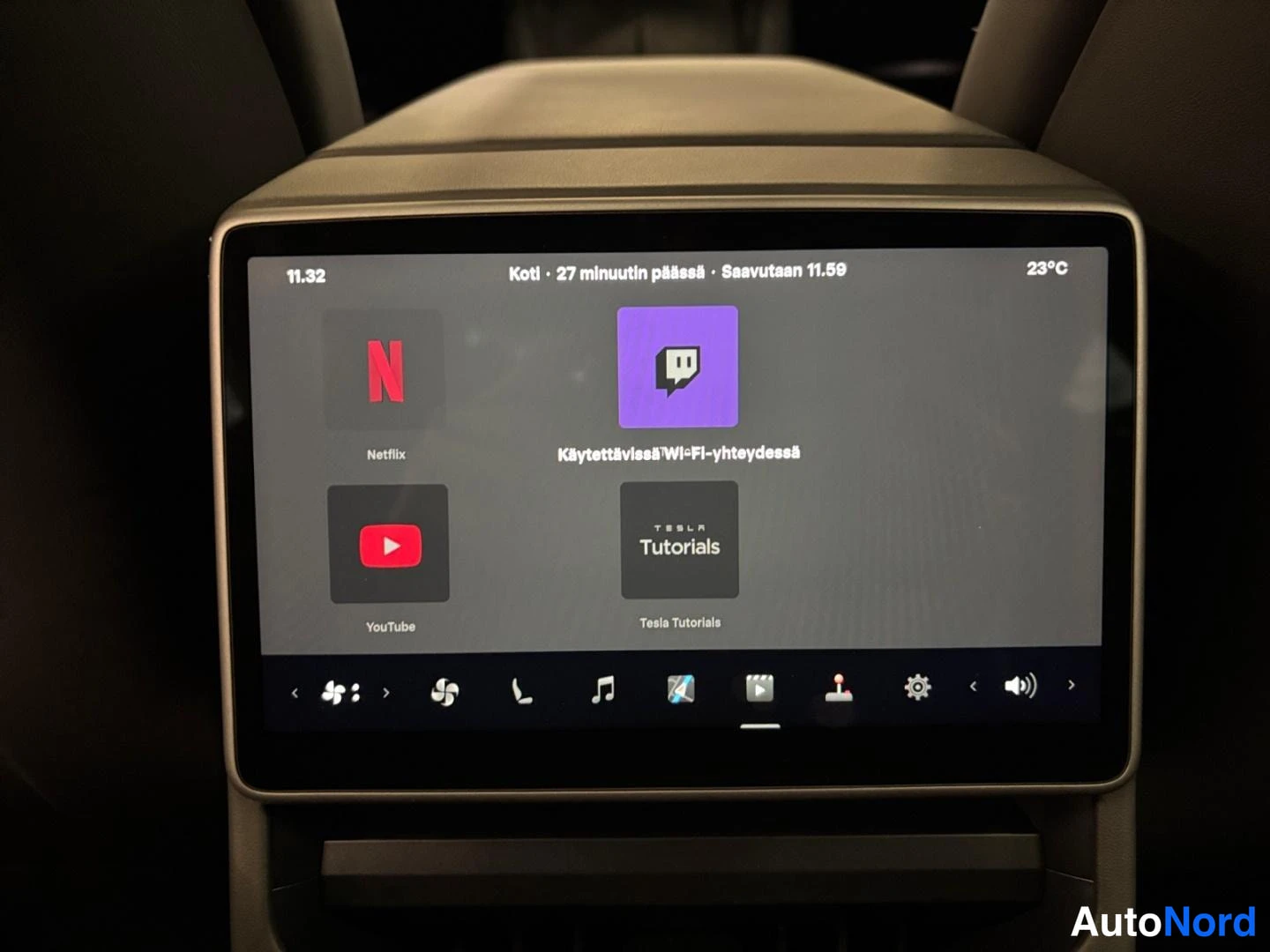 Muu: Takaistuimen takana oleva viihdenäyttö näyttää sovelluksia: Netflix, YouTube, Twitch ja Tesla Tutorials.