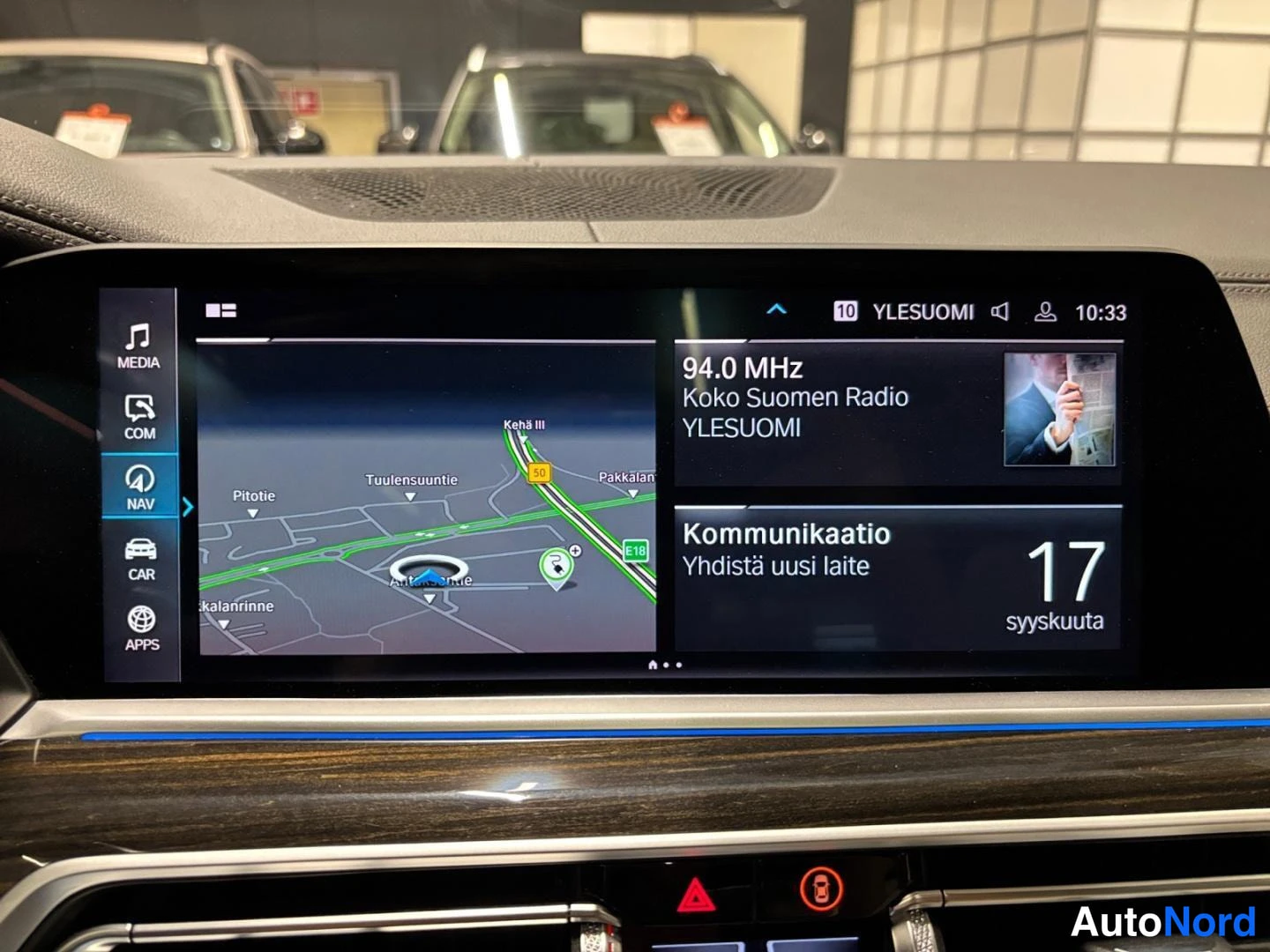 Muu: Auton kojelaudan infotainment-näyttö näyttää karttaa ja YLE Suomen 94.0 MHz radioasemaa.