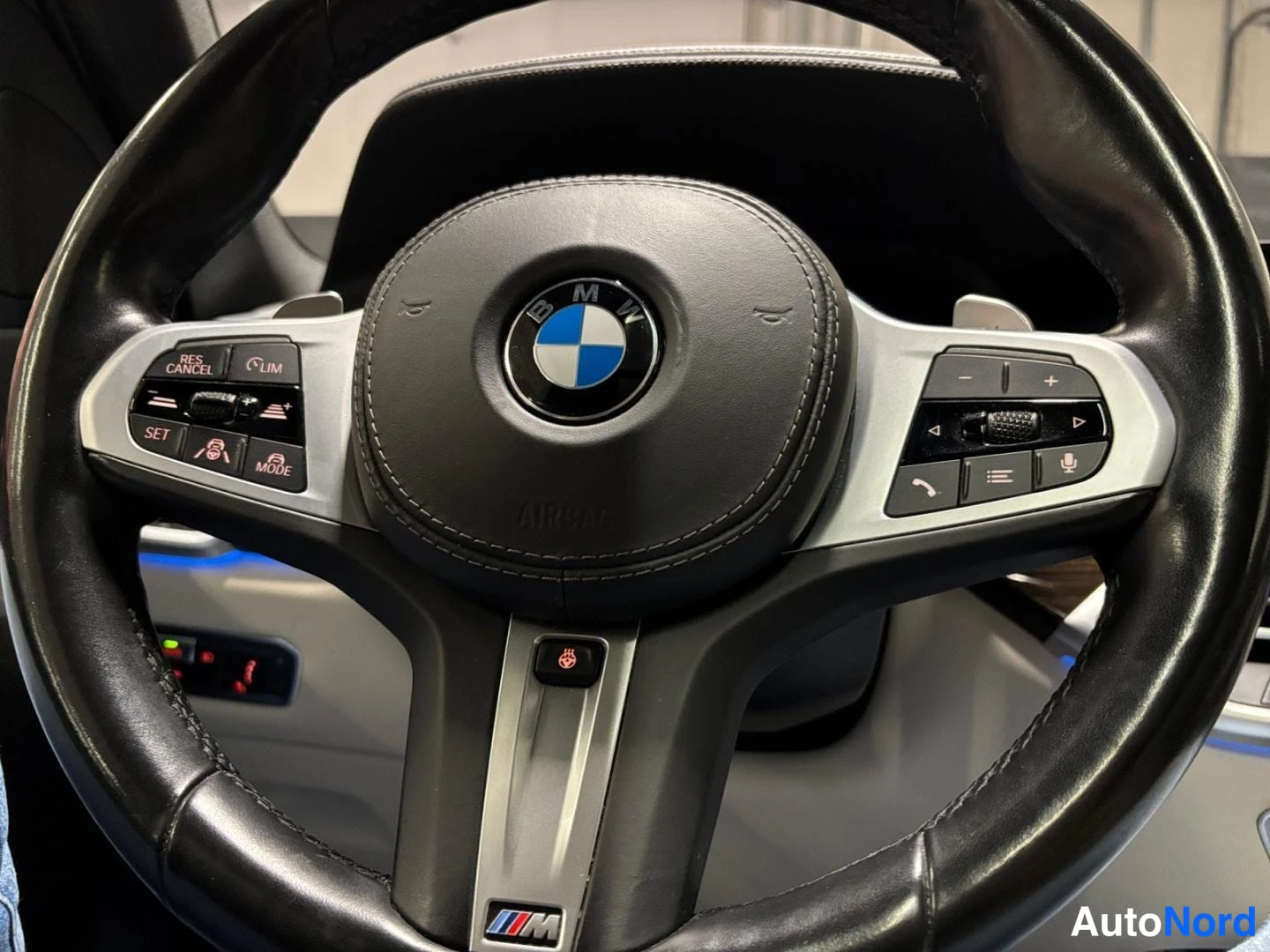 Muu: BMW-ohjauspyörän kuva, M-merkki, cruise control- ja puhelinpainikkeet sekä suurin piirtein näkyvä mittaristo.