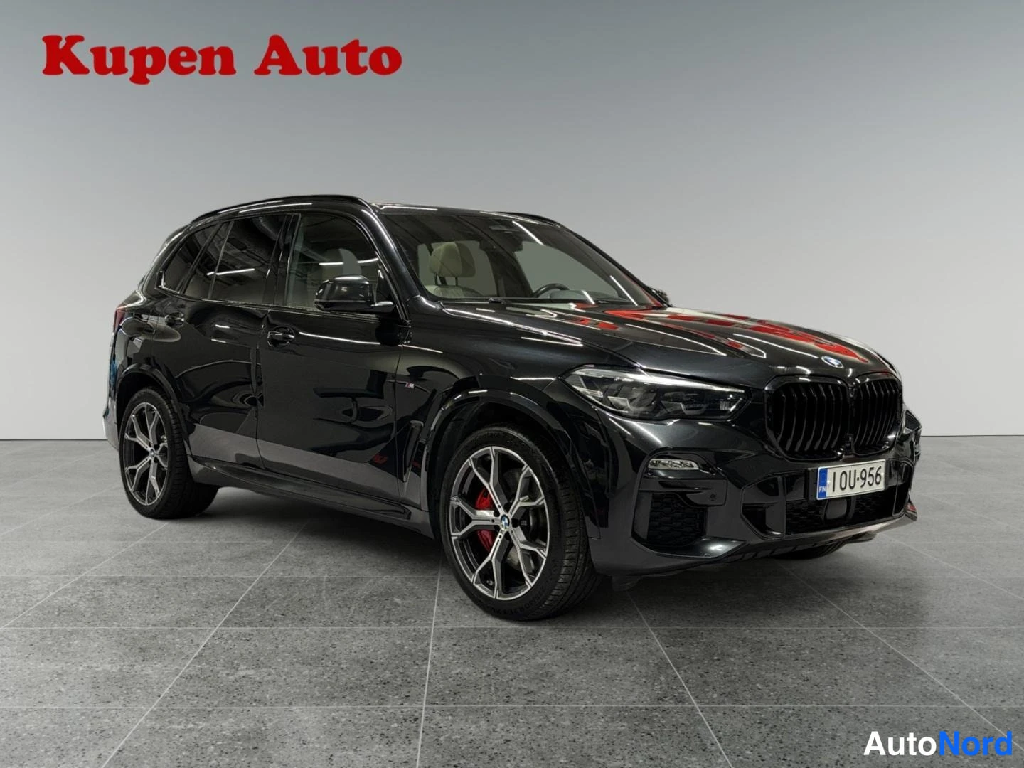 Etuviisto, nokka oikealle: Musta BMW X5:n etukulma kuvattuna oikealta edestä, rekisterikilpi OU-956.