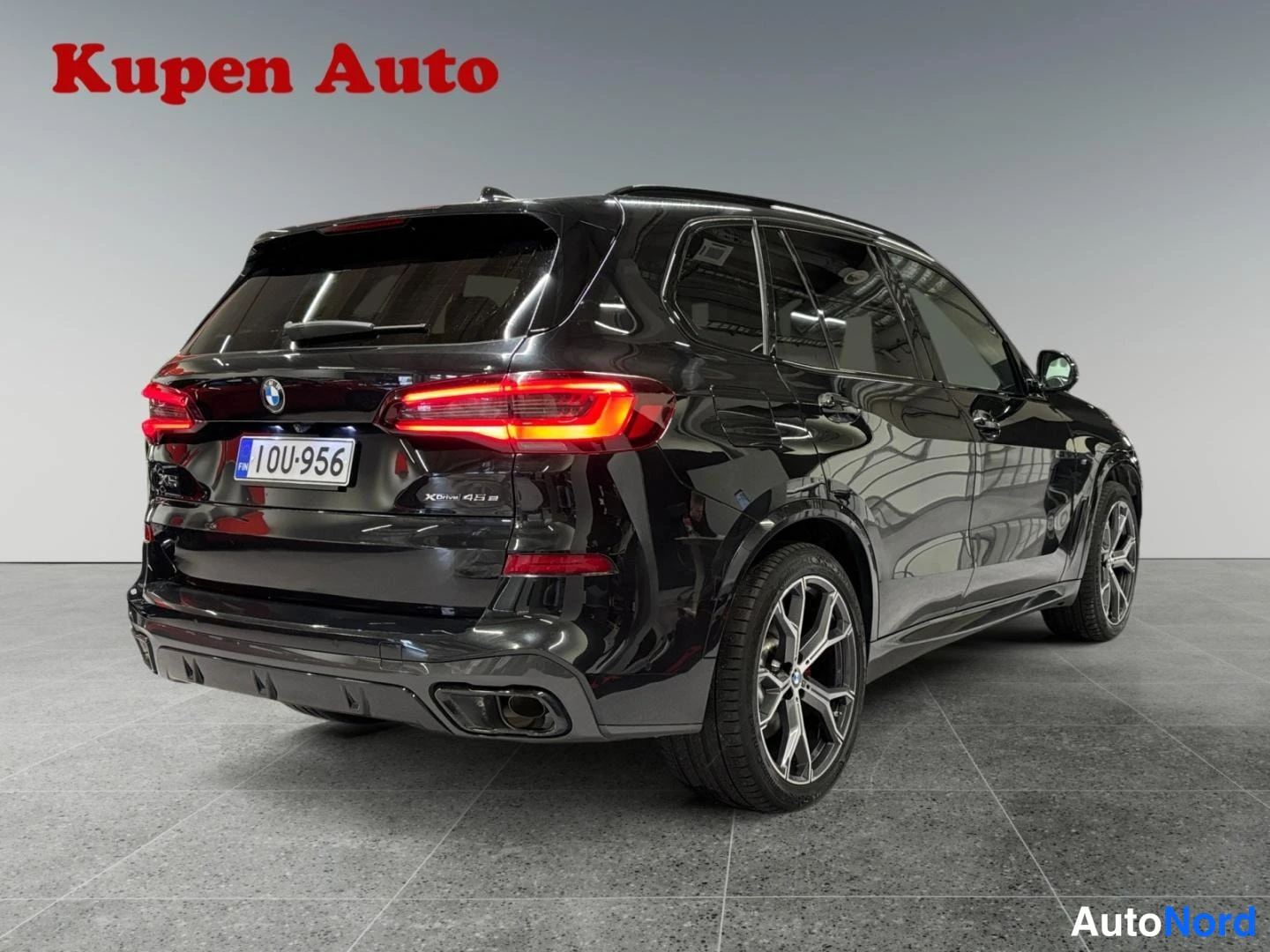 Takaviisto: Musta BMW X5:n takakulma kuvattuna oikealta takaa, rekisterikilpi OU-956.