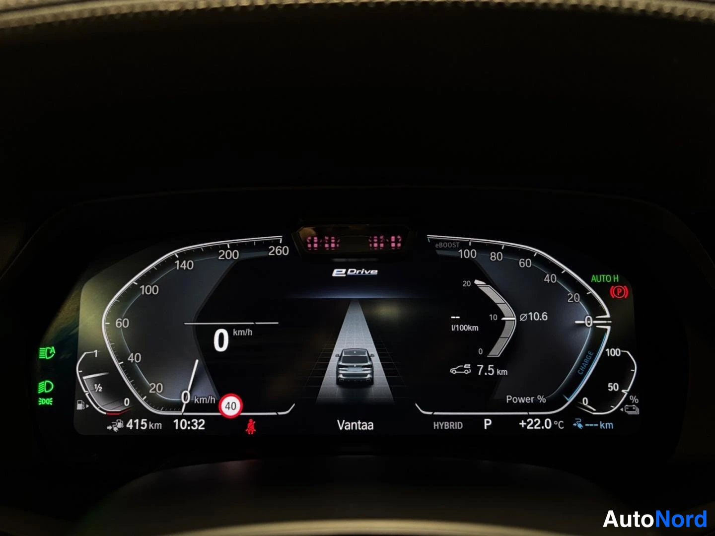 Muu: Digitaalinen mittaristo näyttää nolla km/h, yhdistelmäajon 415 km, HYBRID-tilan, vaihteen P, lämpötilan +22,0 °C ja tekstin Vantaa.