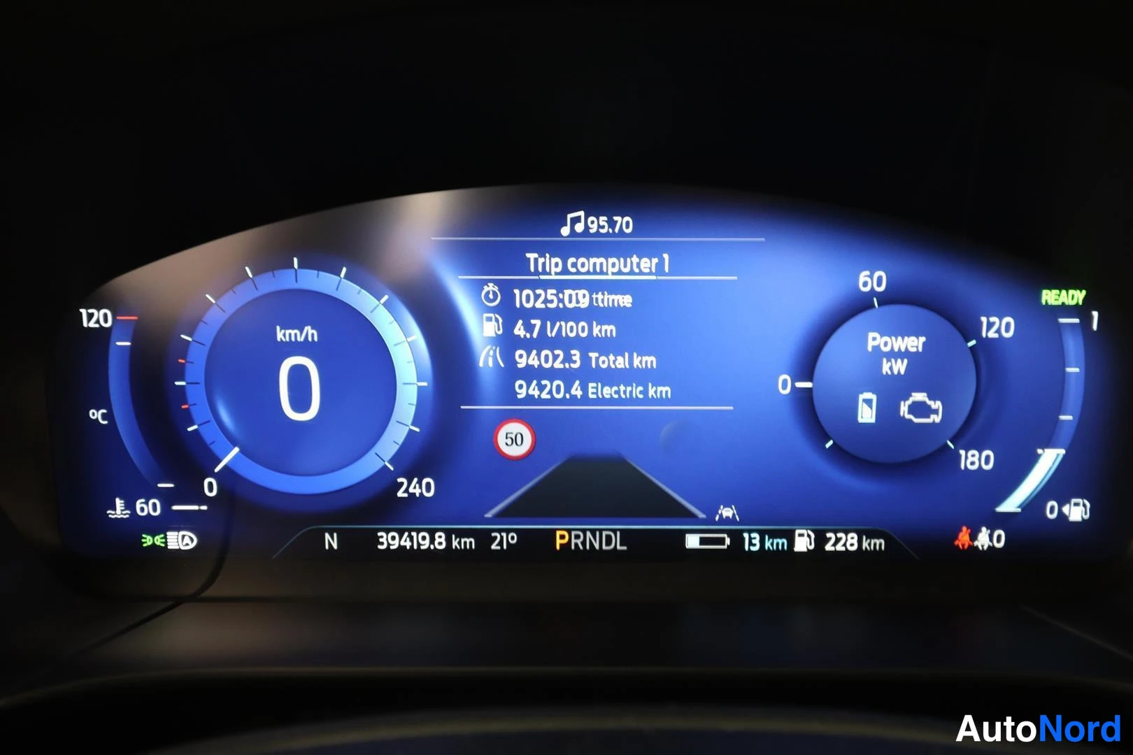 Yksityiskohta: Digitaalinen mittaristo, matkatietokone näyttää 39419,8 km, keskulämpötilan 21° ja sähköisellä pikorasitteella 13 km / 228 km arvot.