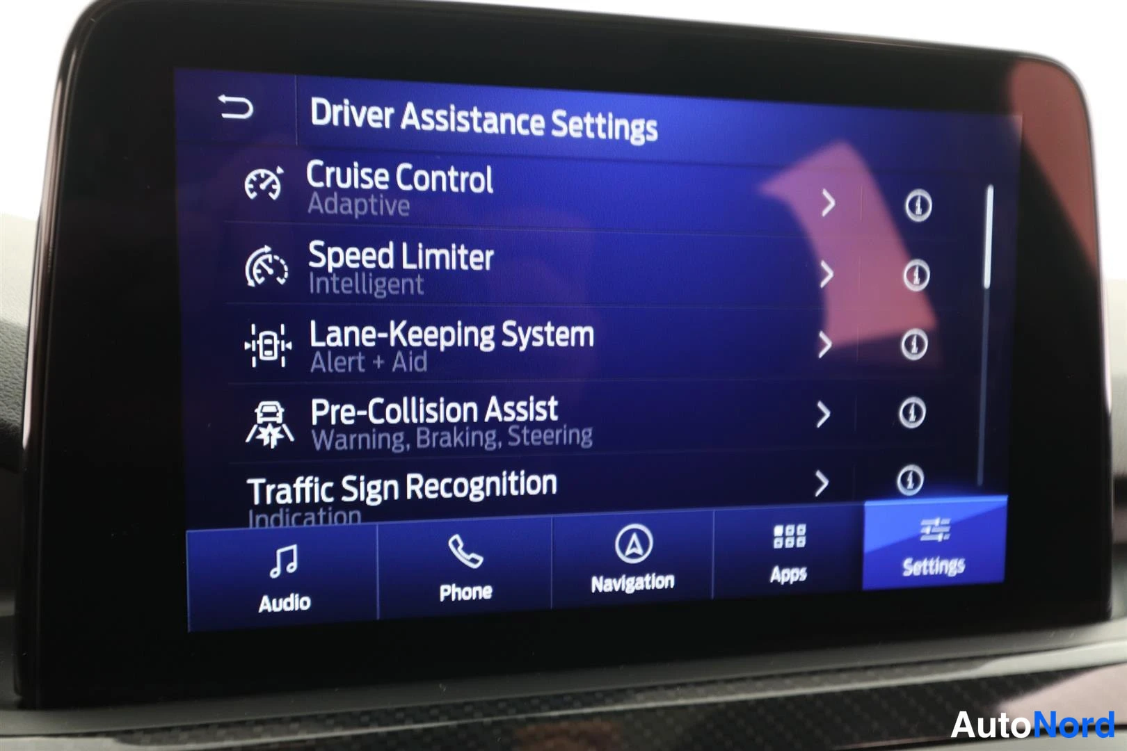 Muu: Auton näytön Driver Assistance Settings -valikko: Adaptive Cruise Control, Intelligent Speed Limiter, Lane-Keeping System, Pre-Collision Assist ja Traffic Sign