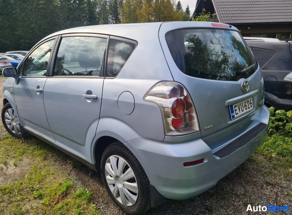 Takaviisto: Toyota Corolla Verso takakolmivartalokuva, rekisterikilpi näkyvissä.