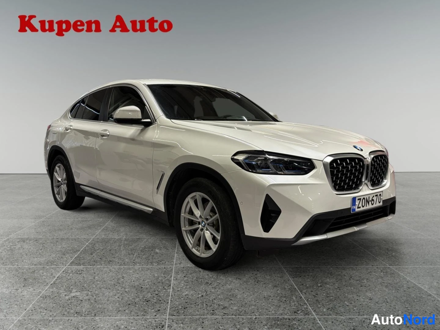 Etuviisto, nokka oikealle: BMW X4, valkoinen, etukulmakuva oikealta, rekisteritunnus, showroom-lattialla