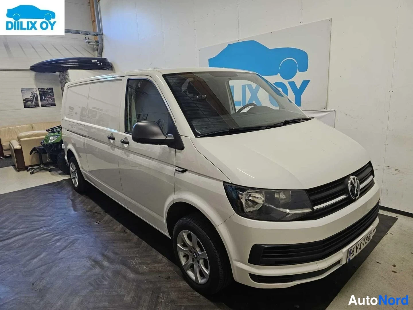 Valkoinen Volkswagen Transporter 2020, etuviisto, keula oikealle, kuva 3