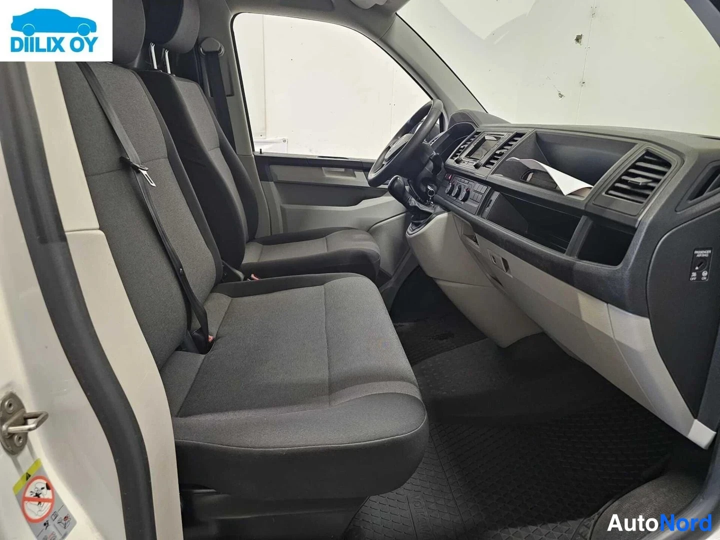 Valkoinen Volkswagen Transporter 2020, kuva 19