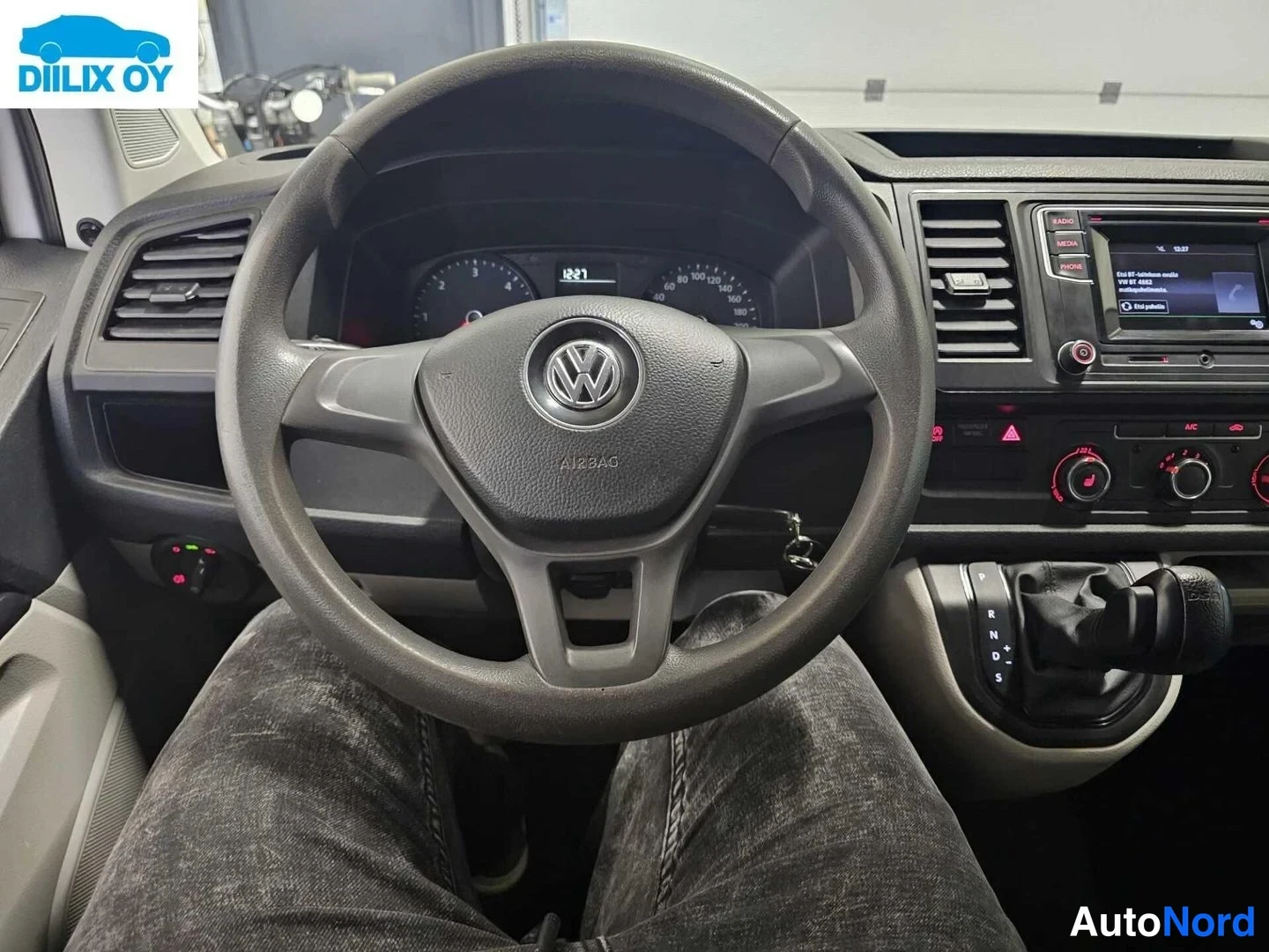 Valkoinen Volkswagen Transporter 2020, kuva 10