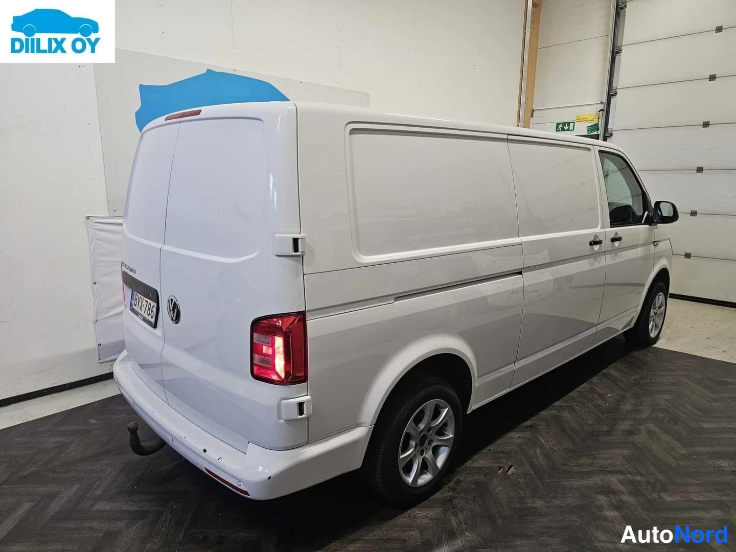 Valkoinen Volkswagen Transporter 2020, takaviisto, kuva 6
