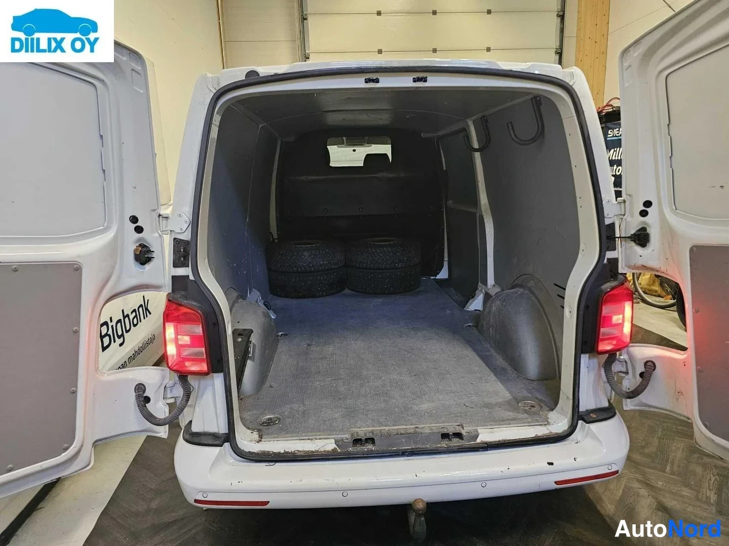 Valkoinen Volkswagen Transporter 2020, takaa, kuva 9