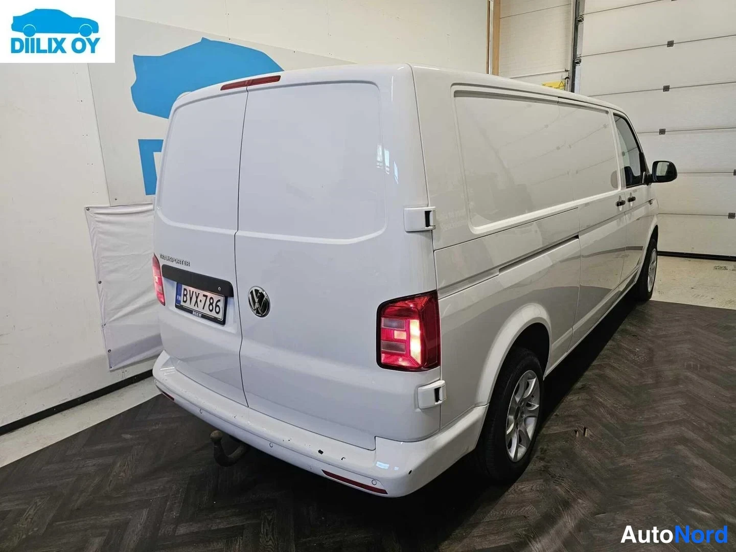Valkoinen Volkswagen Transporter 2020, takaviisto, kuva 7
