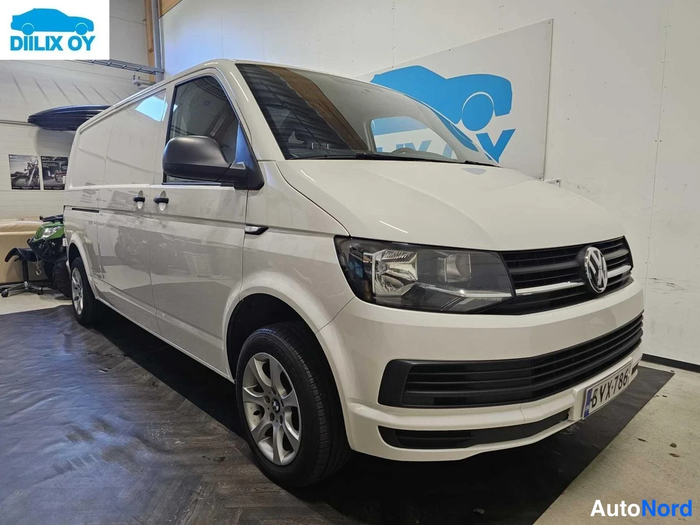 Valkoinen Volkswagen Transporter 2020, etuviisto, keula oikealle, kuva 4