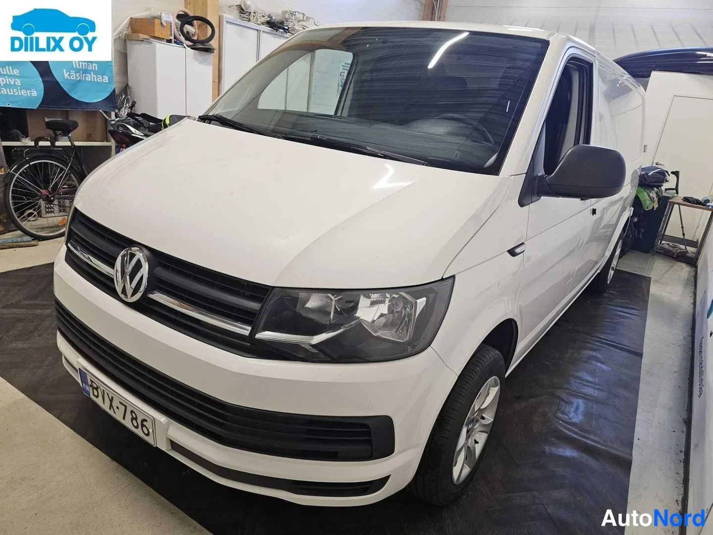 Valkoinen Volkswagen Transporter 2020, etuviisto, keula vasemmalle, kuva 2