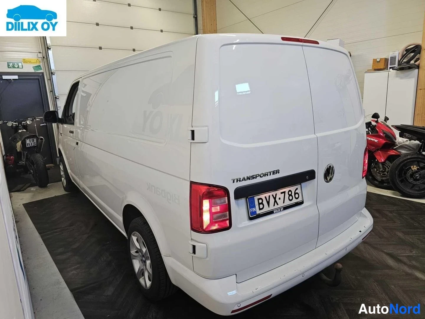 Valkoinen Volkswagen Transporter 2020, takaviisto, kuva 8