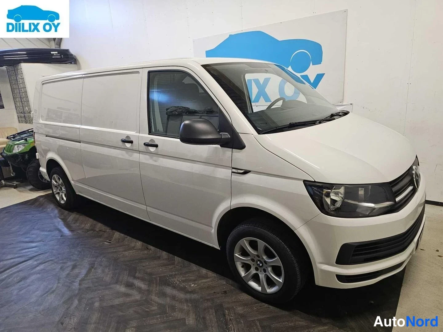 Valkoinen Volkswagen Transporter 2020, etuviisto, keula oikealle, kuva 5