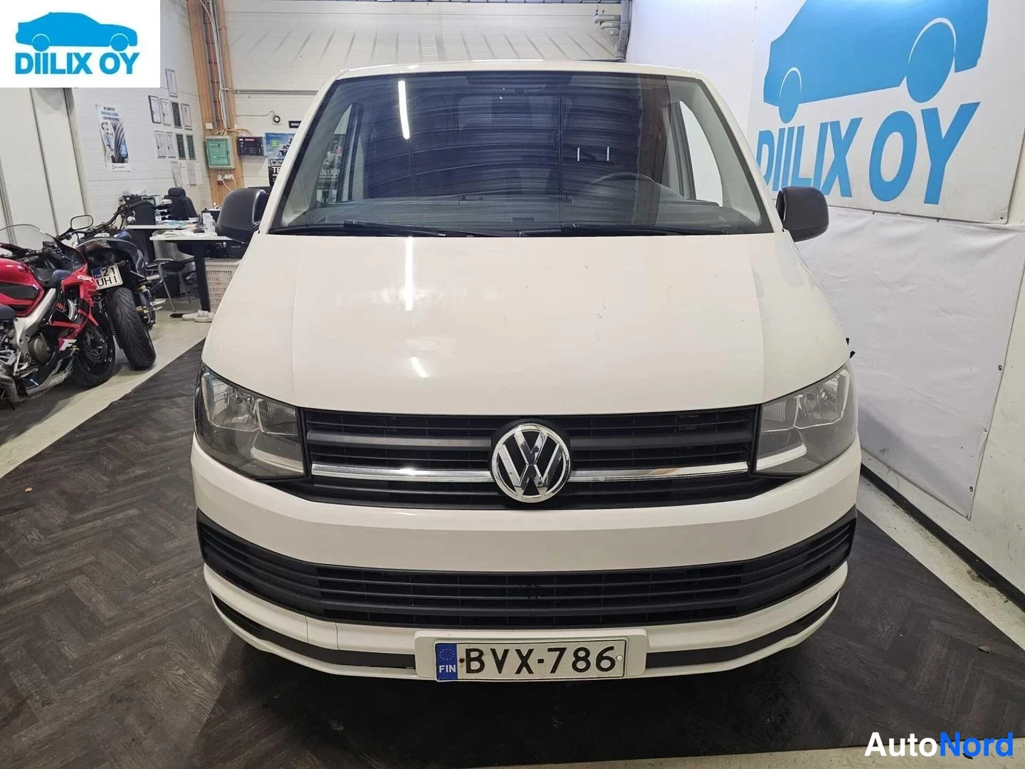Valkoinen Volkswagen Transporter 2020, kuva 16