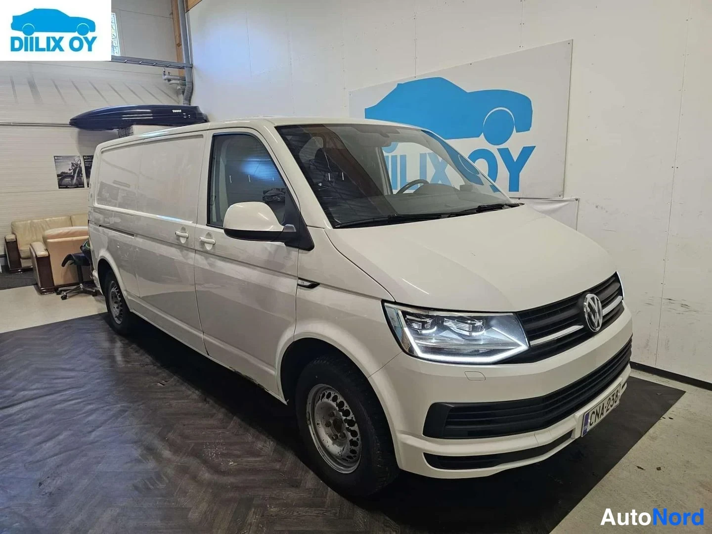 Valkoinen Volkswagen Transporter 2020, etuviisto, keula oikealle, kuva 3