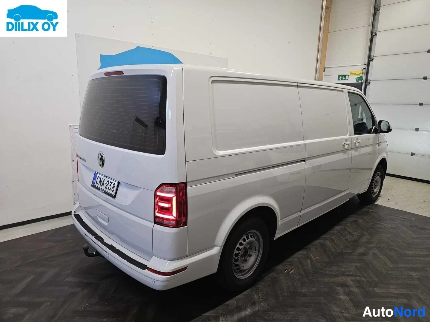 Valkoinen Volkswagen Transporter 2020, takaviisto, kuva 5