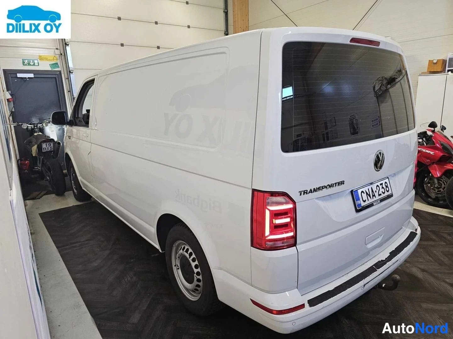 Valkoinen Volkswagen Transporter 2020, takaviisto, kuva 6