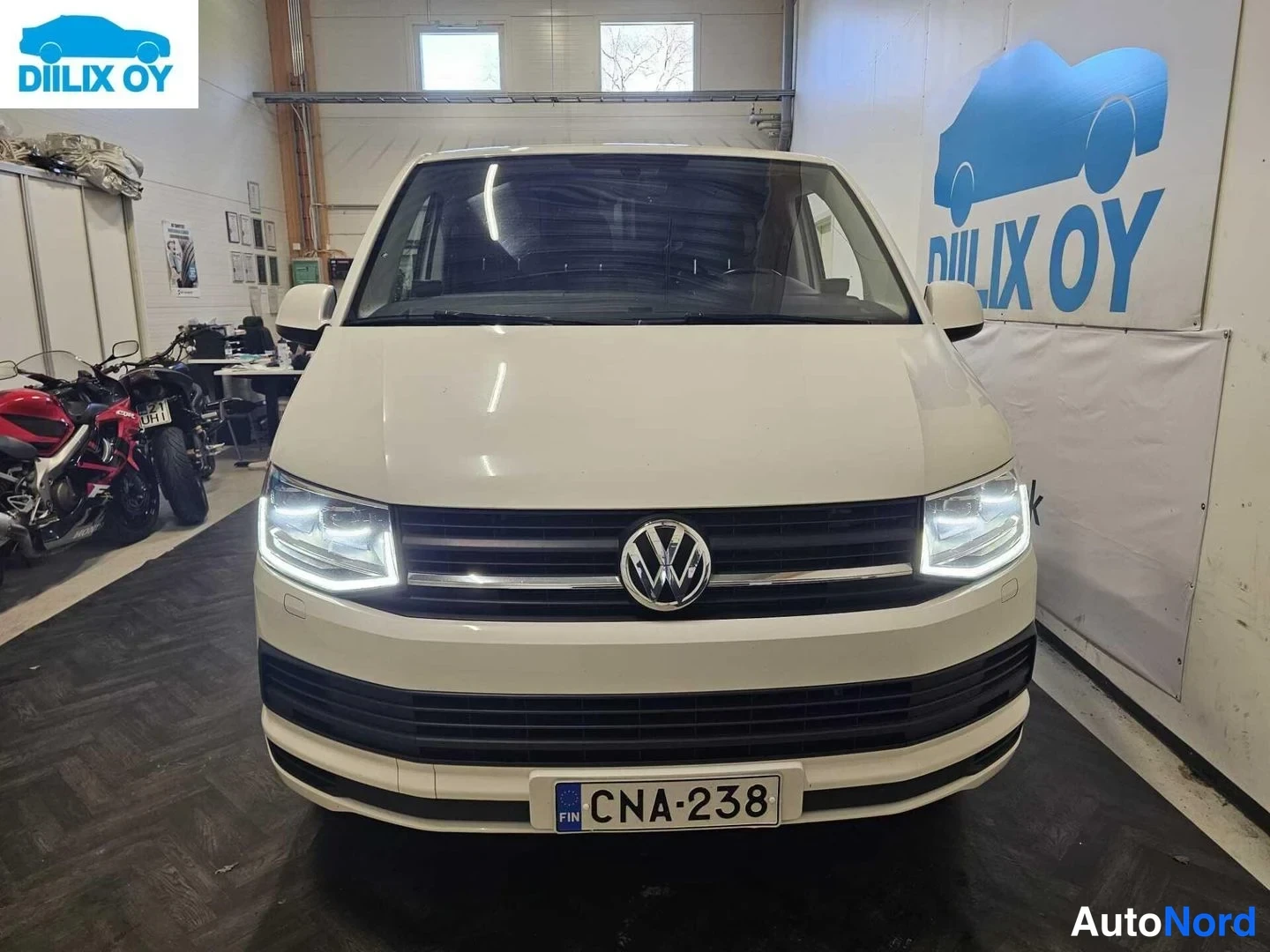 Valkoinen Volkswagen Transporter 2020, edestä, kuva 4