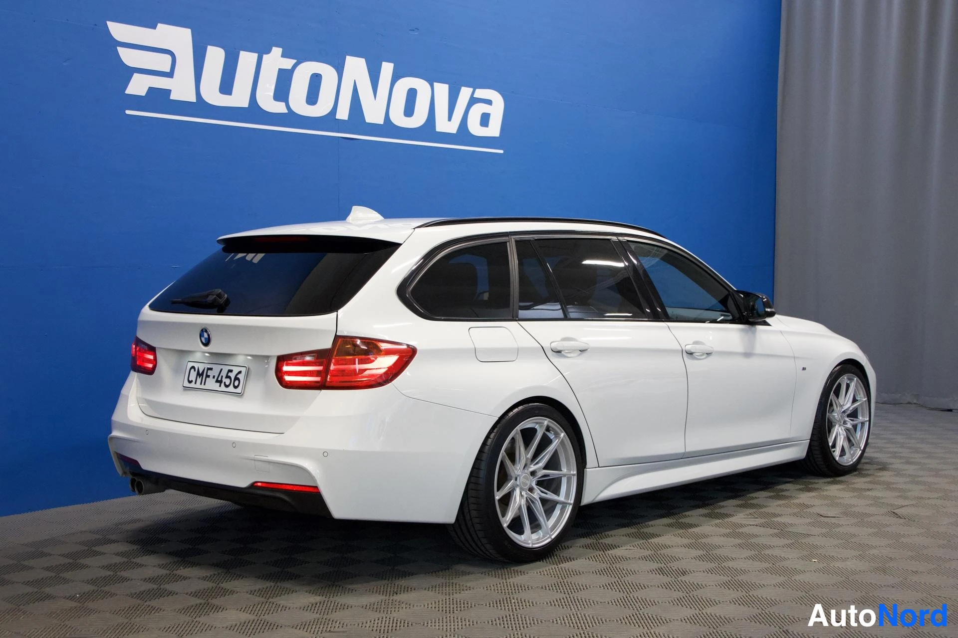 Valkoinen BMW 330d 2014, takaviisto, kuva 6