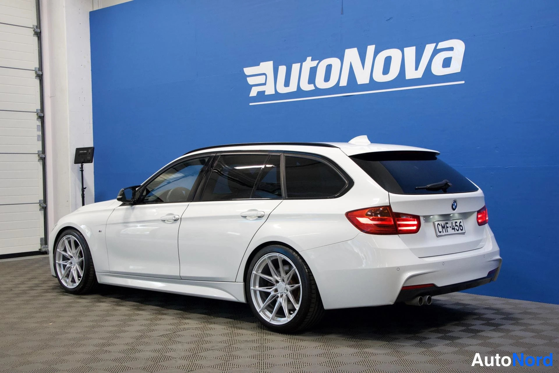 Valkoinen BMW 330d 2014, takaviisto, kuva 7