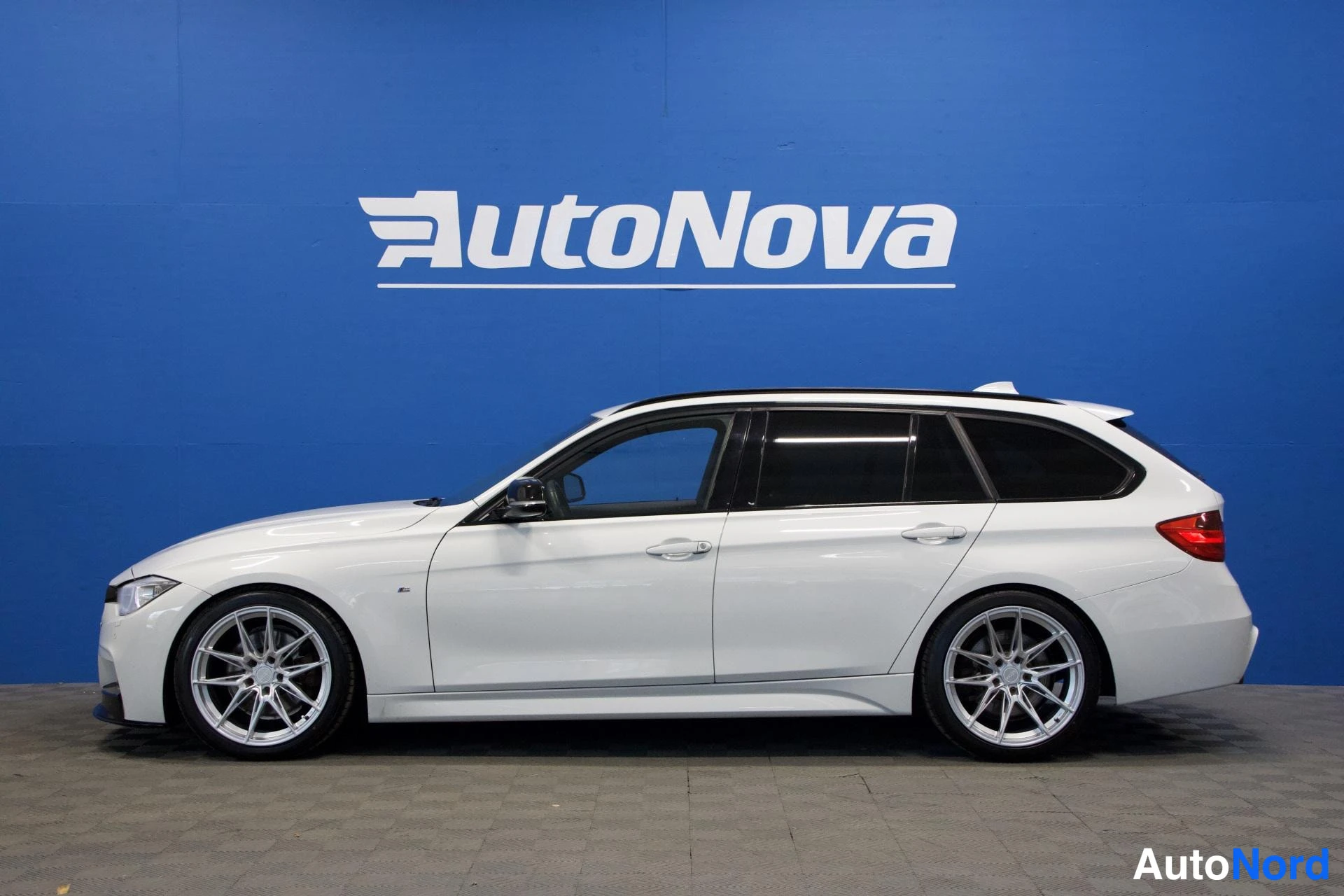 Valkoinen BMW 330d 2014, sivulta, kuva 5